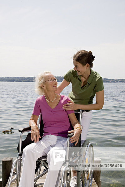 Frau und Seniorin im Rollstuhl