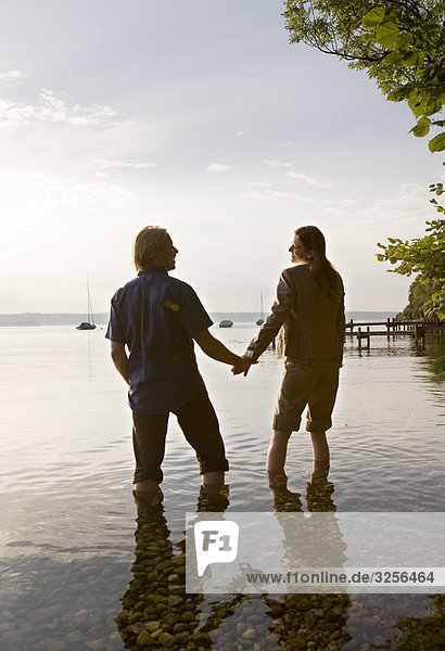 Frau und Mann im See stehend