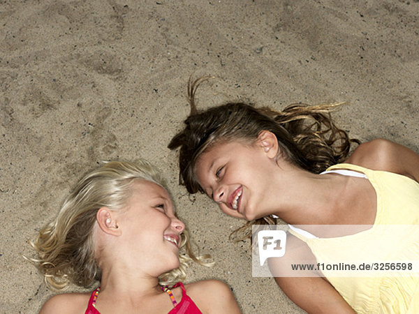 Mädchen am Strand liegend