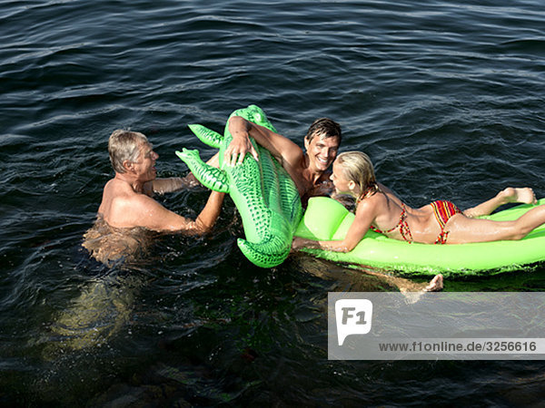 Familienspiel im Wasser