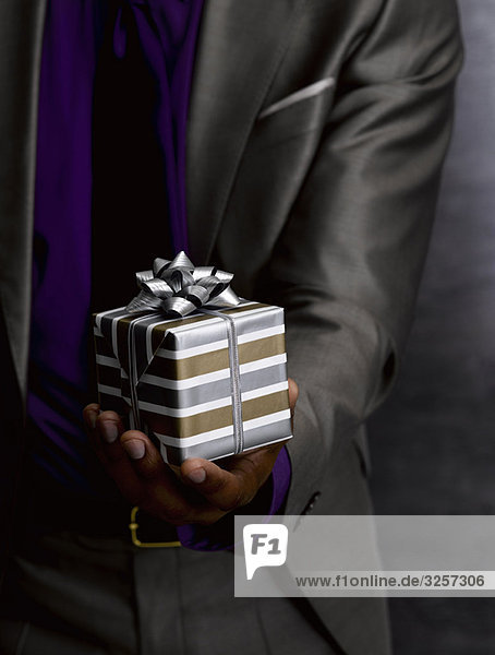Geschäftsmann mit Geschenk