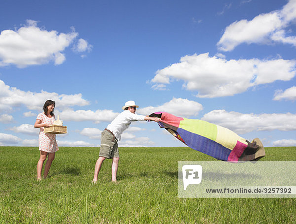 Jugendliche mit Picknick im Feld