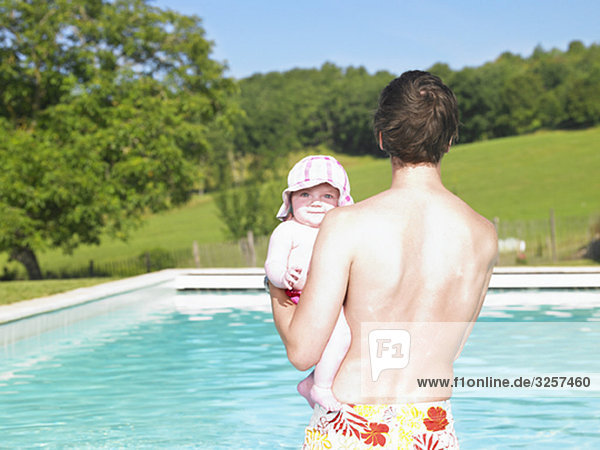 Vater und Baby im Pool