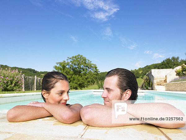 junger Mann und Frau im Pool