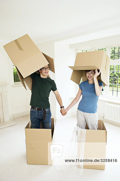 Ein Paar hat Spaß mit Boxen