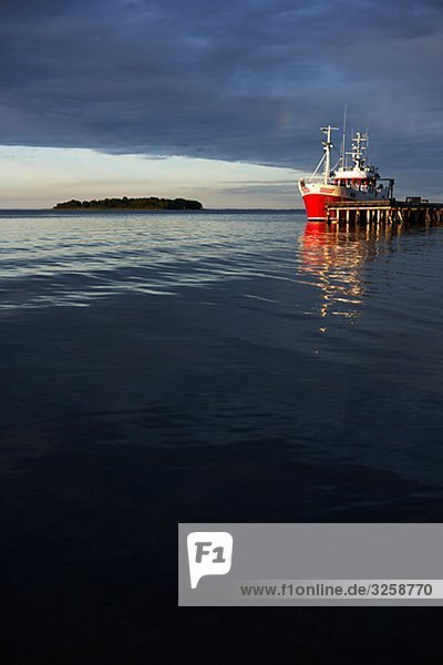 Eine rote Fischerboot  Schweden.