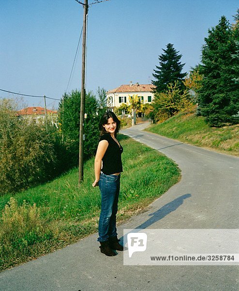 Eine Frau steht auf einer Straße  Italien.