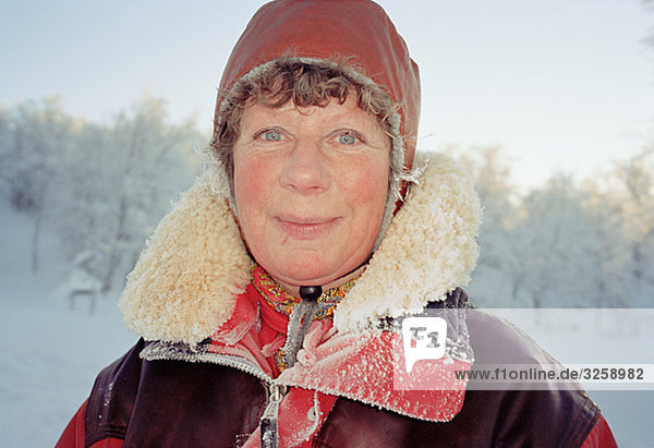 Ein Porträt einer Frau im Freien im winter