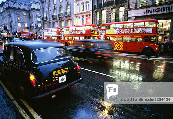 Busse und Taxis ein regnerischer Tag in London  Großbritannien.
