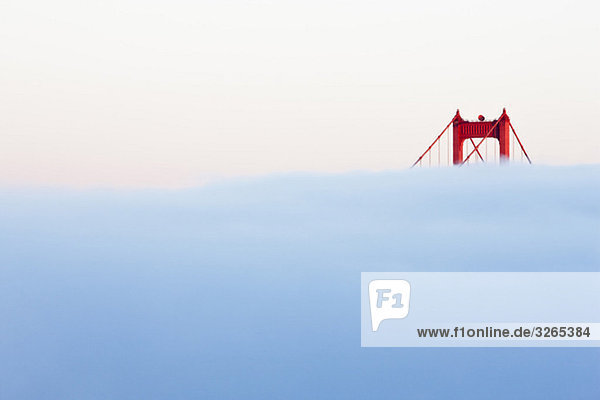 USA  Kalifornien  San Francisco  Golden Gate Bridge im Nebel