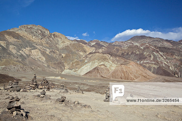 USA  Kalifornien  Death Valley  Steinpyramiden in der Landschaft