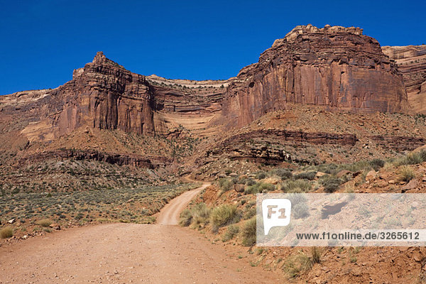 USA, Utah, Canyonlands Nationalpark, Leere Sandpiste und Felsformation
