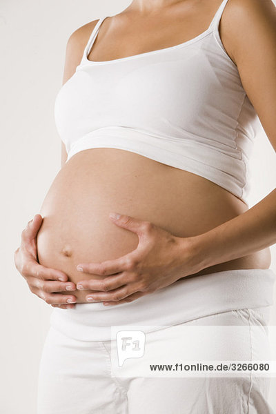 Profil des Bauches einer schwangeren Frau  Mittelteil