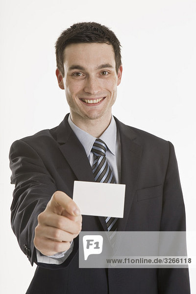 Geschäftsmann mit leerer Visitenkarte