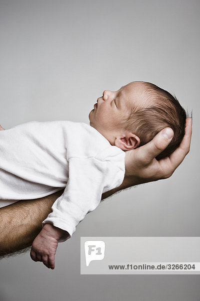 Vater hält Babymädchen (0-4 Wochen)  Seitenansicht  Portrait