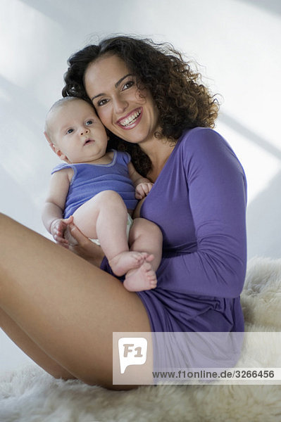Frau hält Baby Junge (6-11 Monate)