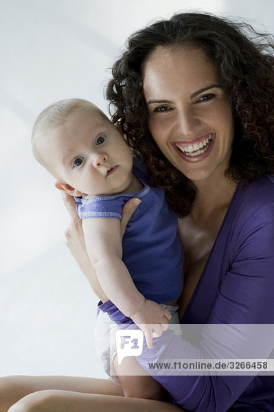 Frau hält Baby Junge (6-11 Monate)