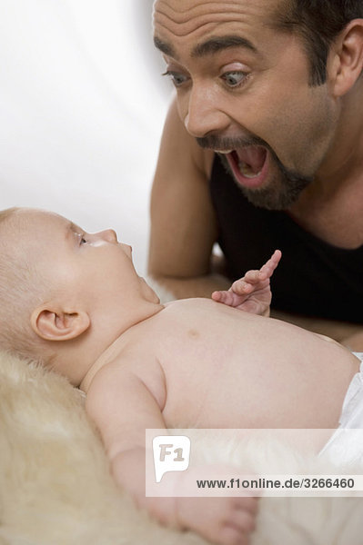 Mann mit Kleinkind (6-11 Monate)  herumalbern  Nahaufnahme