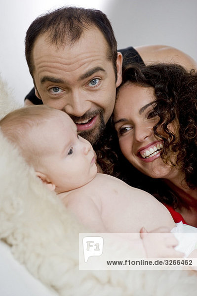 Familie mit Jungen (6-11 Monate)  lachend  Porträt