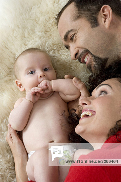 Familie mit Jungen (6-11 Monate)  lachend  Portrait  erhöhte Ansicht