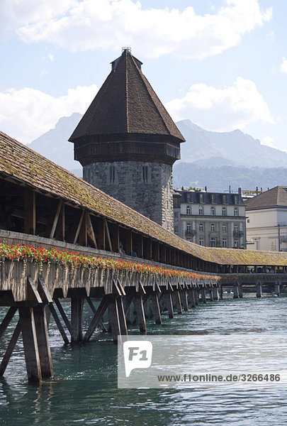 Schweiz  Luzern  Reuss mit Kapellbrücke und Wasserturm