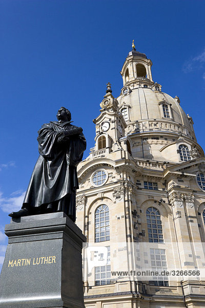 Deutschland  Sachsen  Dresden  Frauenkirche und Martin-Luther-Statue