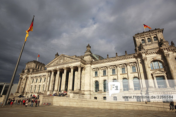 Deutschland  Berlin  Reichstagsgebäude mit Touristen im Hintergrund
