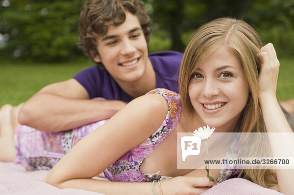 Starnberger See  Junges Paar auf der Wiese  junge Frau hält Blume