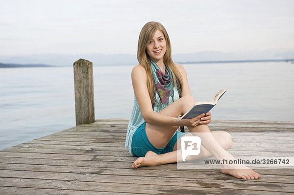 Starnberger See  Junge Frau am Steg Lesebuch