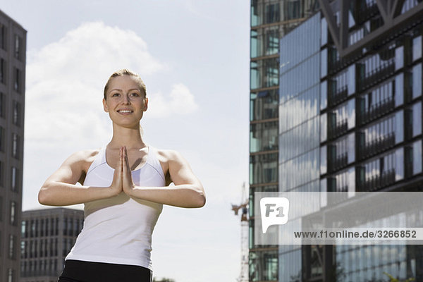 Junge Frau  die Yoga praktiziert  lächelt  Portrait