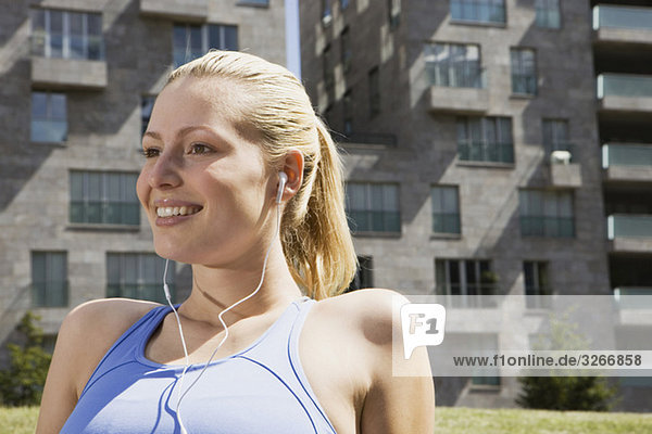 Young woman listening to MP3-Player  portrait