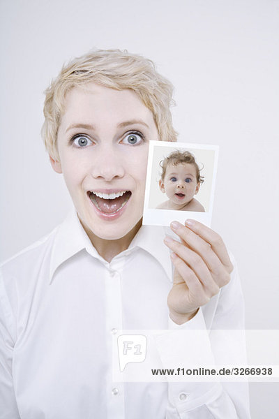 Frau mit Babyfoto  Portrait