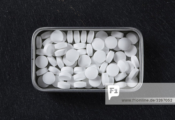 Tabletten im Pillenschachtel  erhöhte Ansicht