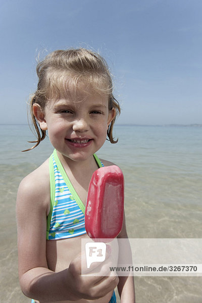 Spanien  Mallorca  Mädchen (4-5) beim Eis essen am Strand  Portrait