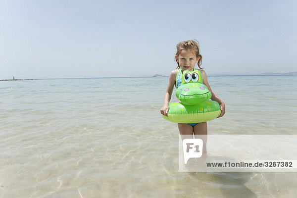 Spanien  Mallorca  Girl (4-5) am Strand mit Schlauchboot