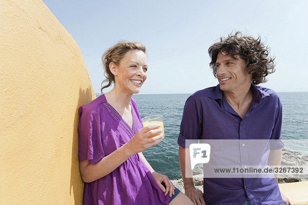Spanien  Mallorca  Paar auf Terrasse  Meer im Hintergrund