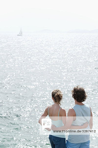 Spanien  Mallorca  Paar mit Blick aufs Meer