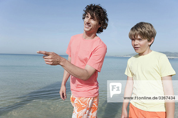 Spanien  Mallorca  Vater und Sohn (8-9) am Strand