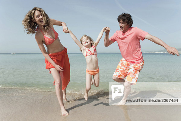 Spanien  Mallorca  Familie am Strand  Spaß haben