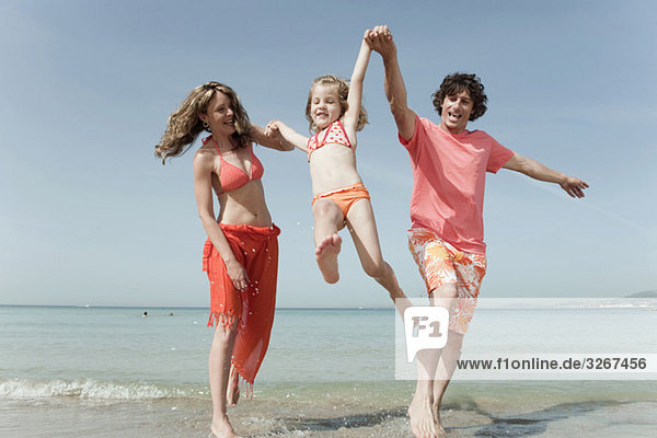 Spanien  Mallorca  Familie am Strand  Spaß haben