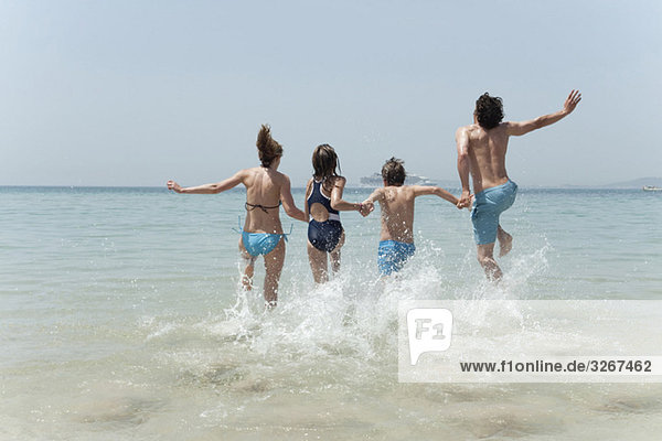 Spanien  Mallorca  Familie beim Sprung ins Meer