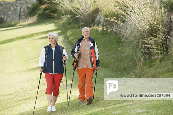 Spanien  Mallorca  Seniorenpaar Nordic Walking