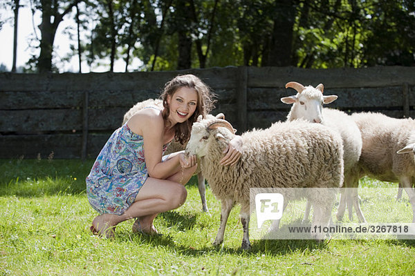 Junge Frau  die Schafe füttert  Porträt