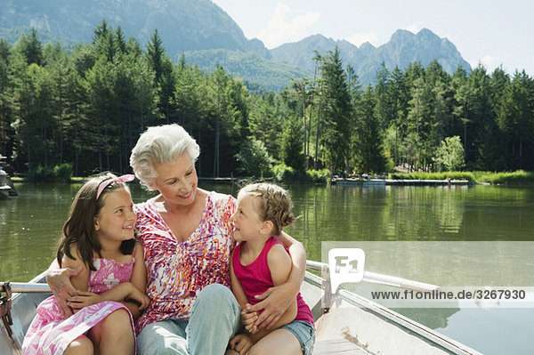 Italien,  Südtirol,  Großmutter und Enkel (6-7) (8-9) im Ruderboot sitzend,  Portrait