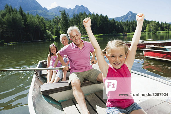 Italien,  Südtirol,  Großeltern und Kinder (6-7) (8-9) im Ruderboot auf dem See,  Portrait