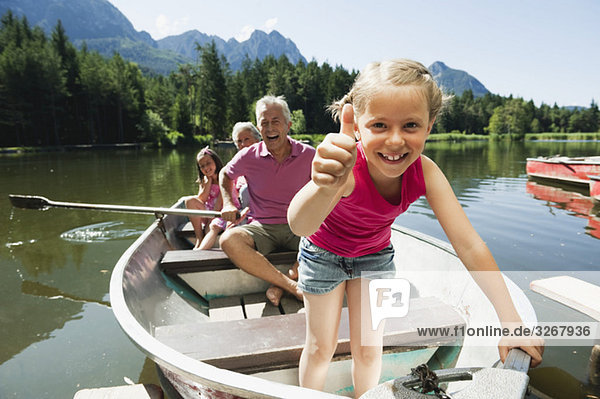 Italien  Südtirol  Großeltern und Kinder (6-7) (8-9) im Ruderboot auf dem See  Portrait