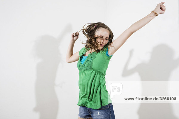 Junge Frau tanzt