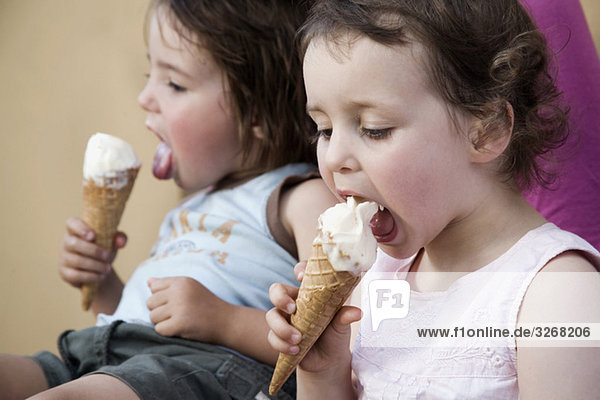 Germany  Berlin  Children (2-3) eating ice cream