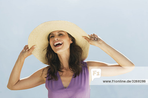 Italien  Südtirol  Frau mit Hut  lachend  Portrait