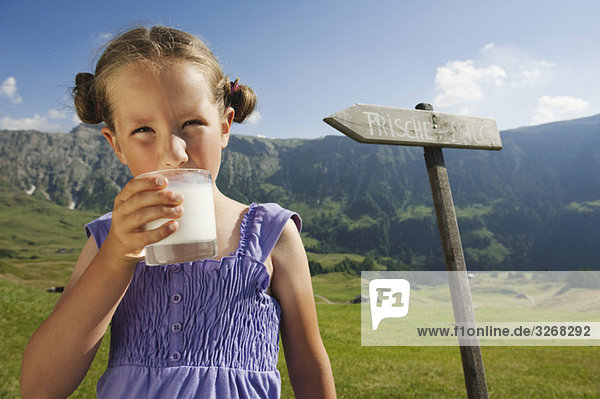 Italien  Südtirol  Seiseralm  Mädchen (6-7) mit einem Glas Milch  Portrait
